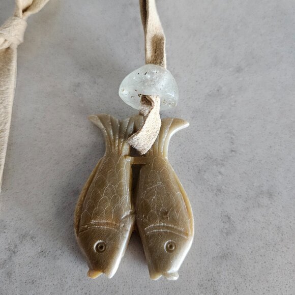 ASIAN NATURAL GREEN & BROWN JADEITE TWO-SIDED FISH PENDANT WITH CHAMOIS NECKLACE - Picture 10 of 16
